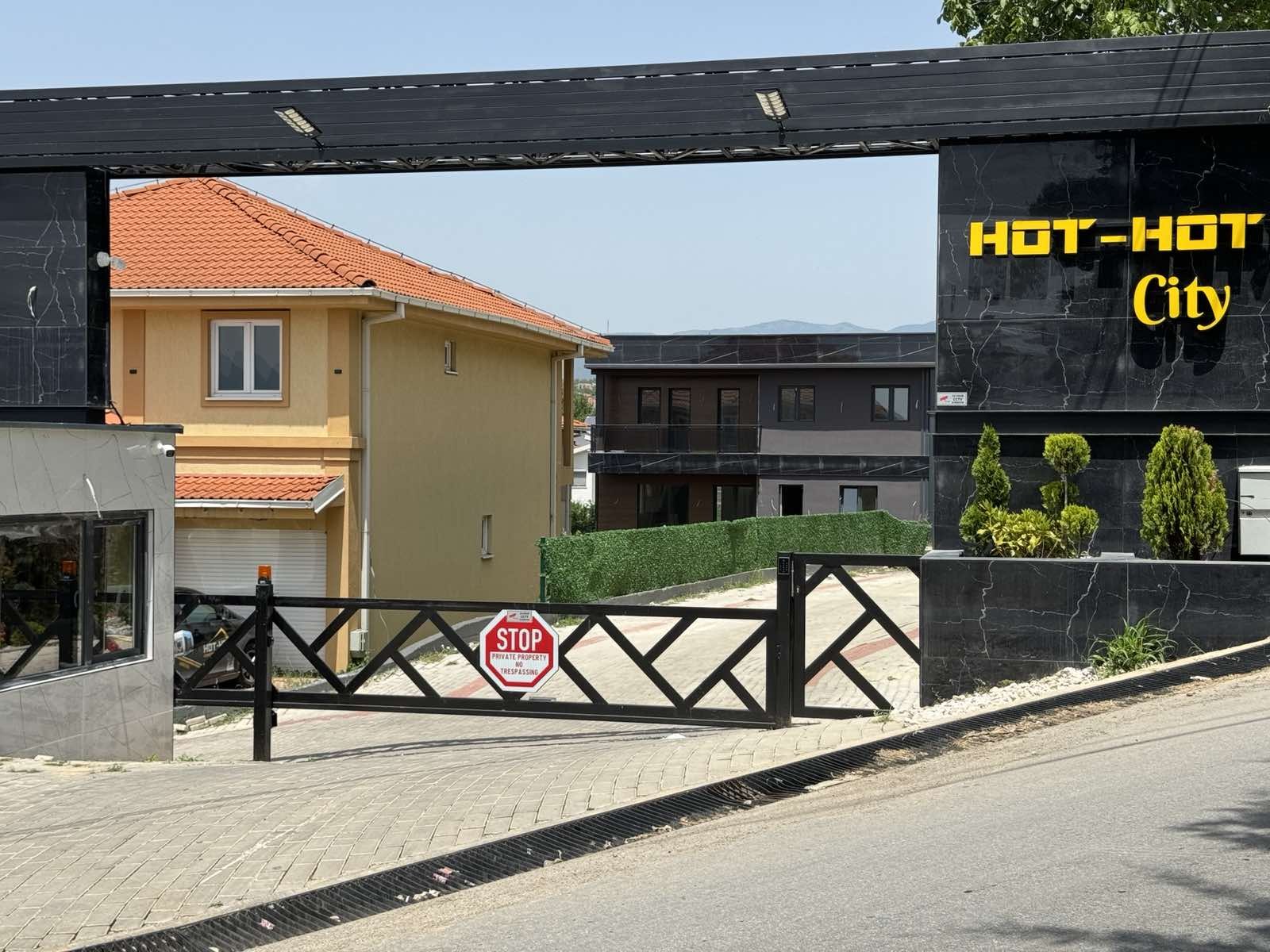 Главниот влез во приватната населба Hot-Hot City